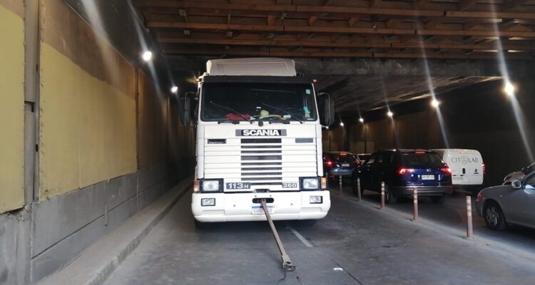 Continúan trabajos para sacar a camión atrapado en paso bajo nivel en Providencia