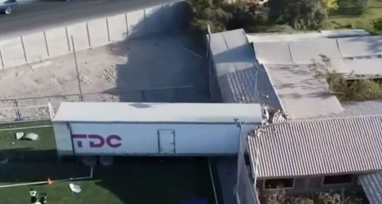 Camión incrustado en vivienda cumple 36 días