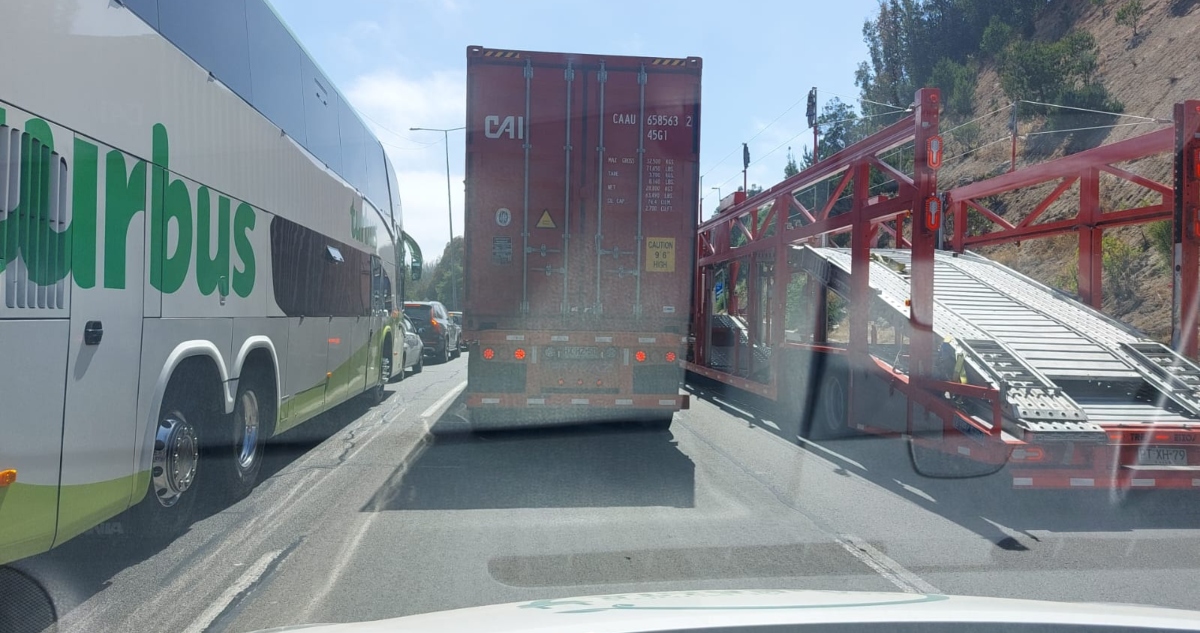 Camioneros bloquean ruta 68