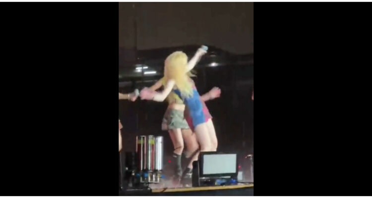cantante resbala en escenario