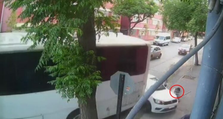 Captan a chofer colisionando contra auto de fiscalizadores en Santiago