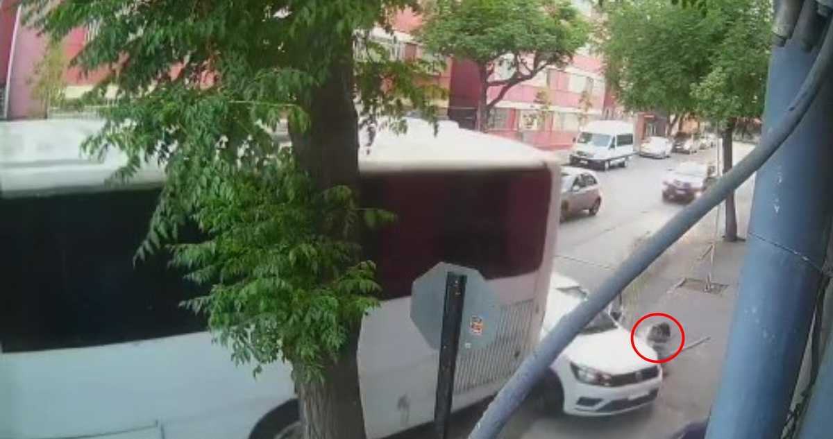 Captan a chofer colisionando contra auto de fiscalizadores en Santiago