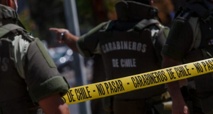 Carabinero balea a hombre que se parapetó en departamento en Quilicura