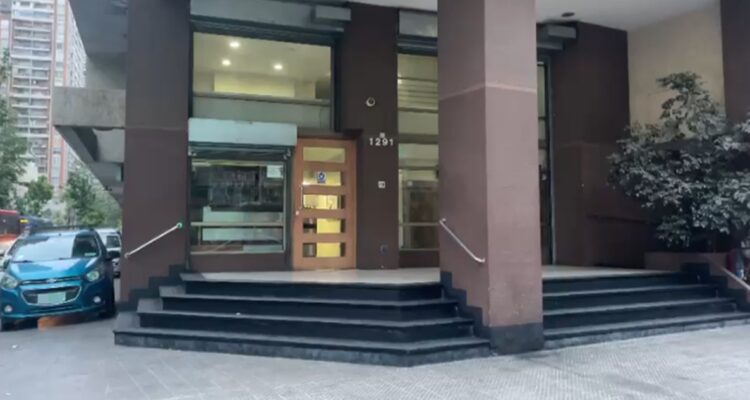 Carabinero dispara contra acusado de VIF en Santiago: su iPhone desvió la bala