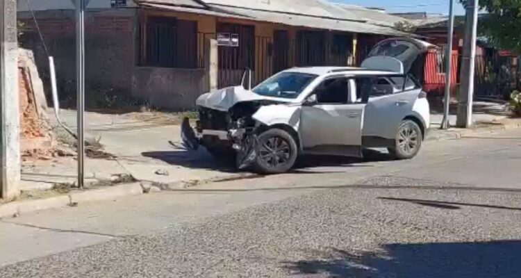 Detienen a dos sujetos que se movilizaban en vehículo robado