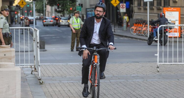 Boric en bicicleta