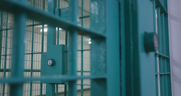 cárcel hombre carteras plancha