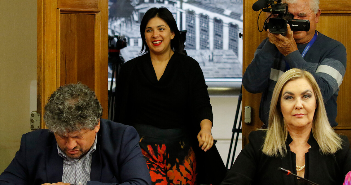 La tensa discusión entre Cariola y Jiles por sexto retiro