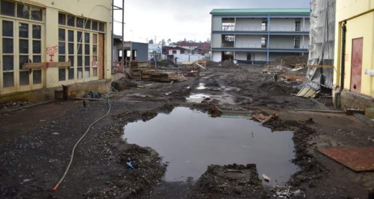 Gobierno Regional se querellará contra empresa que abandonó obras de colegio en Osorno tras quiebra