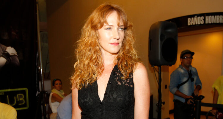 Catalina Pulido mira seria hacia su izquierda con rostro serio. La actriz hizo sus descargos debido a la pensión de alimentos impaga que le debe su expareja.