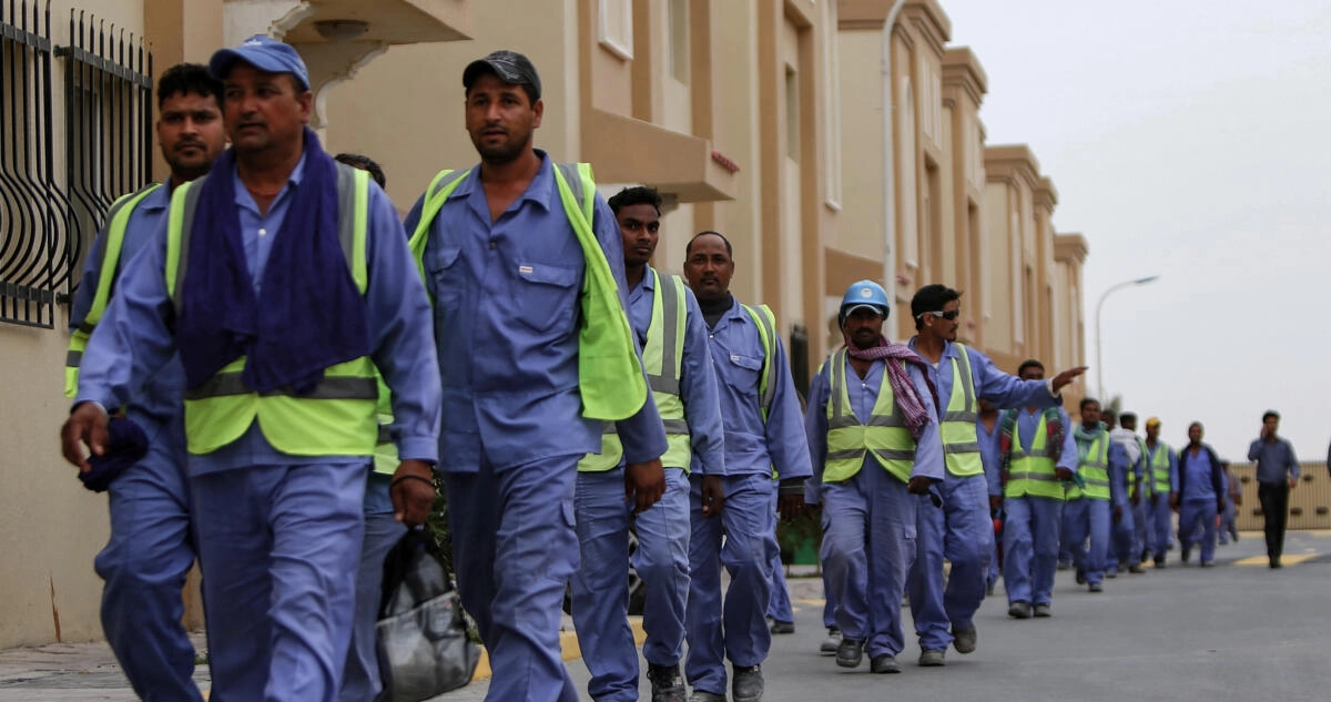 Unos obreros extranjeros trabajan en la construcción del estadio de fútbol de Al Wakrah.