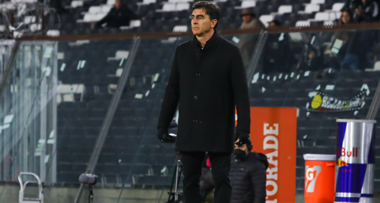 Gustavo Quinteros recibe a los jóvenes que vuelven del préstamo.