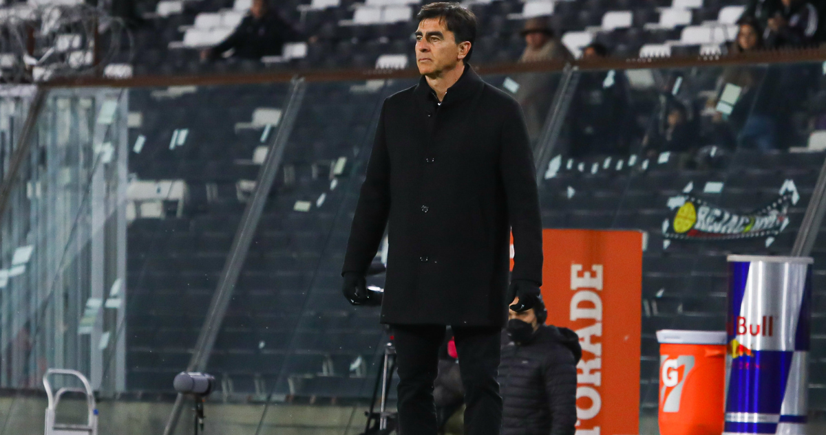 Gustavo Quinteros recibe a los jóvenes que vuelven del préstamo.
