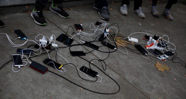 Empresas tendrían que adaptarse: Diputados analizan exigir en Chile el uso de cargadores universales