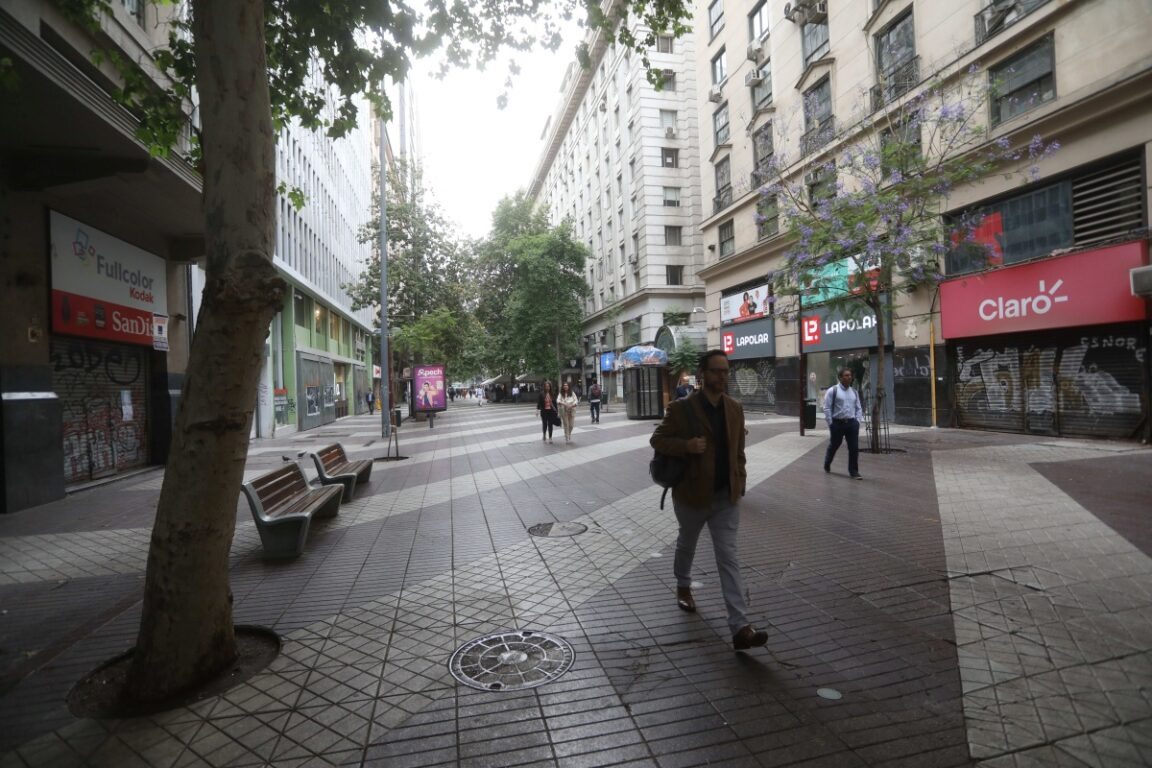 Centro de Santiago amanece sin comercio ambulante tras nuevo operativo de despeje