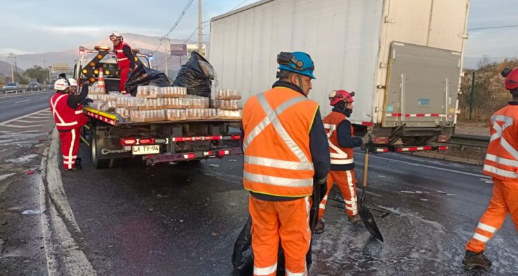 Segunda vez en la semana: camión sufre caída de cerveza en la RM y conductores se llevaron latas