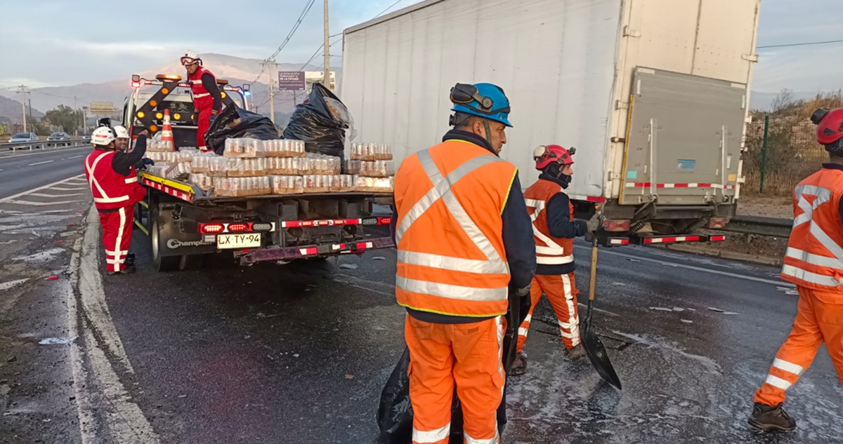 Segunda vez en la semana: camión sufre caída de cerveza en la RM y conductores se llevaron latas