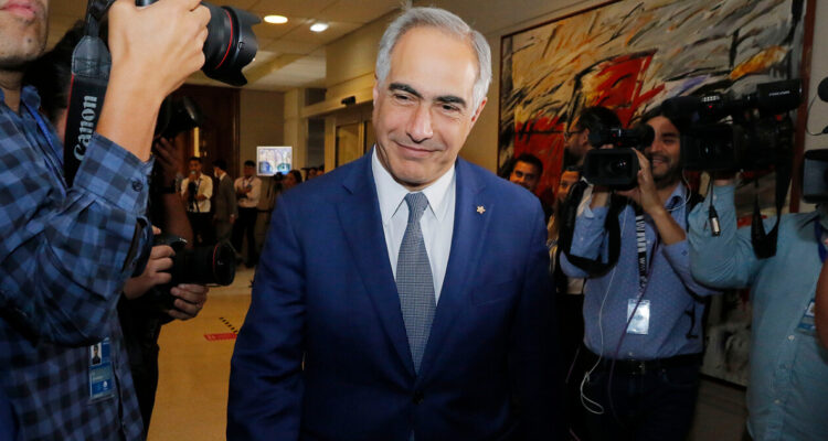 Polémica por tarjetas para pagar bencina llega al Senado: esposa de Chahuán cargó combustible