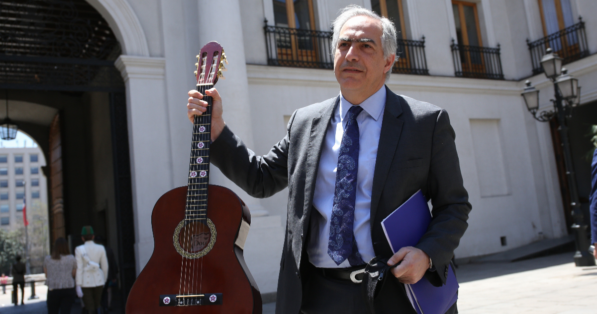Con guitarra en mano Chahuán llega a La Moneda para participar en reunión de seguridad del Gobierno