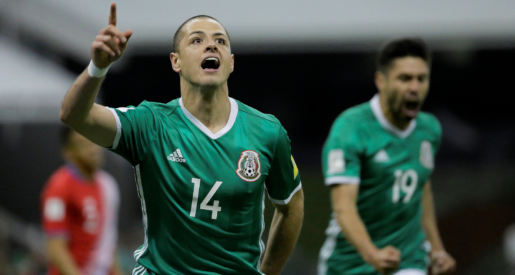 Chicharito Hernández festejando un gol con la selección mexicana.