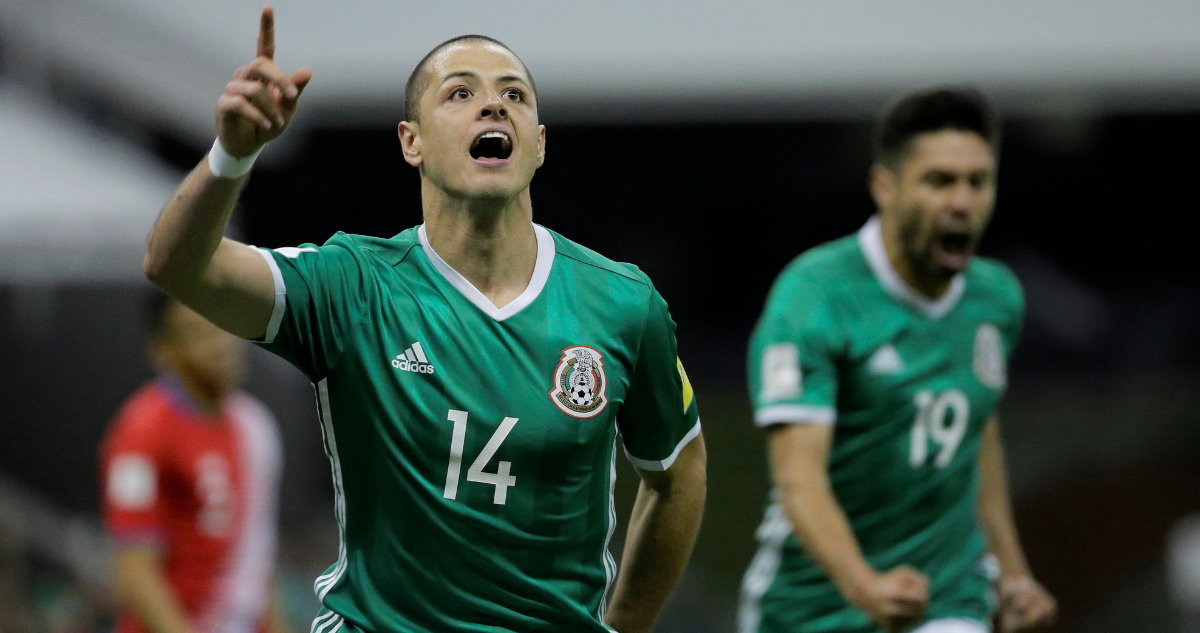 Chicharito Hernández festejando un gol con la selección mexicana.