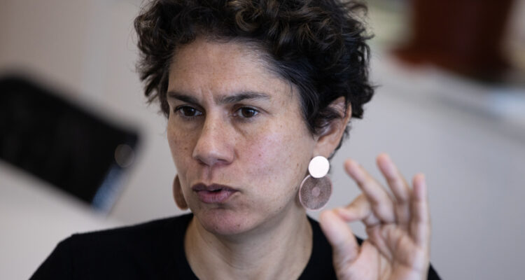 18/04/2022 12:00 (UTC) Crédito: EFE Fuente: EFE Autor: Alberto Valdes Temática: Medio ambiente Fotografía de archivo en la que se registró a la ministra del Medio Ambiente de Chile, Maisa Rojas Corradi, durante una entrevista con EFE, en Santiago de Chile