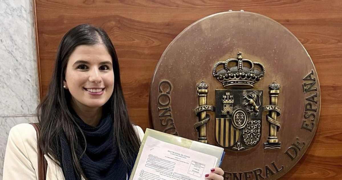 María Francisca García tras conseguir sus documentos.