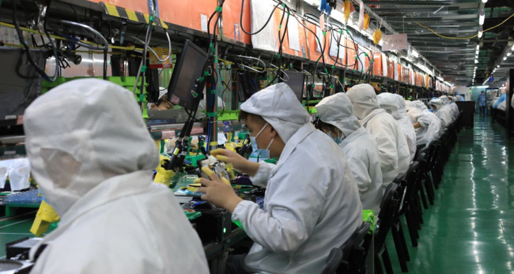 Trabajadores chinos fabricando celulares.