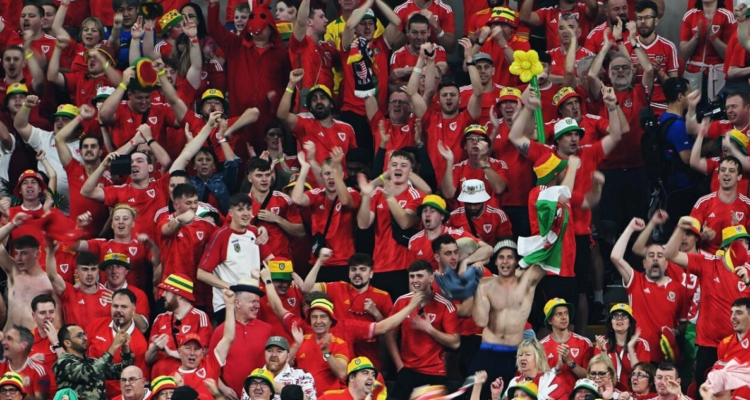 Hinchas de Gales en el estadio Ahmad Bin Ali en Al-Rayyand.