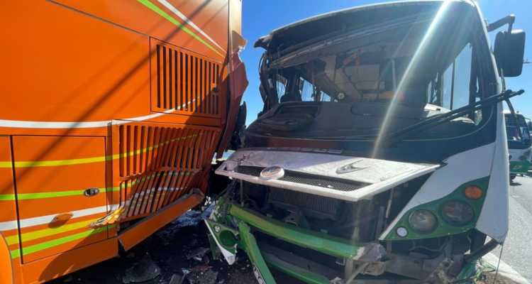 Al menos ocho lesionado deja choque entre bus interurbano y otro mal estacionado en Viña del Mar