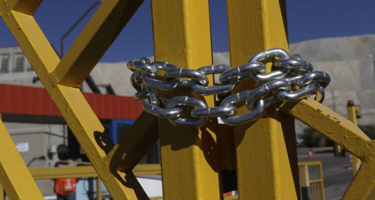 Trabajadores subcontratados de Chuquicamata se toman acceso a las faenas mineras