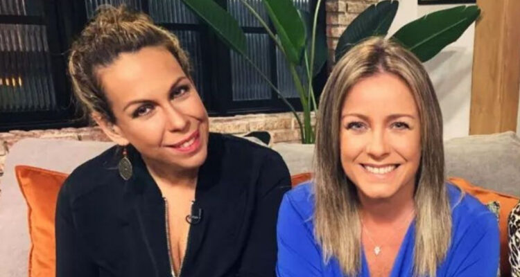 La panelista Francesca Conserva posa sonriente junto a su hermana Claudia en el set de Milf cuando compartían en el programa.
