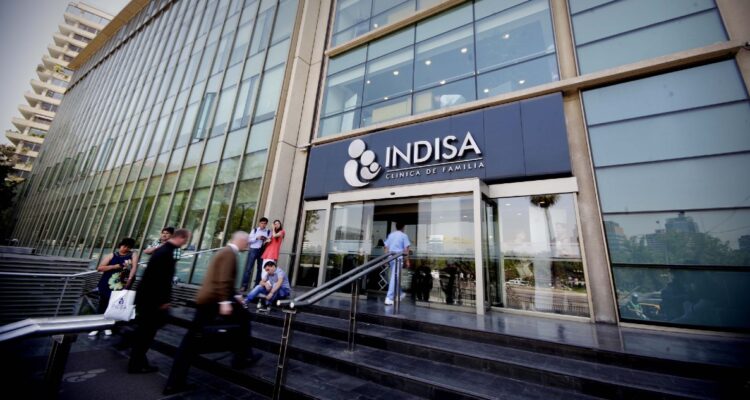 Pagar y luego pedir reembolso: Clínica Indisa suspende venta de bonos para afiliados a 2 isapres