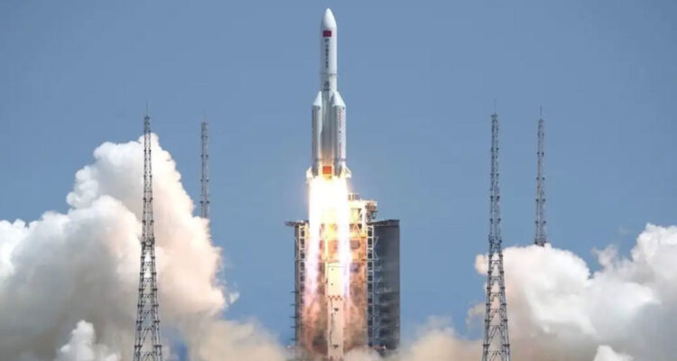 Cohete chino cae descontrolado