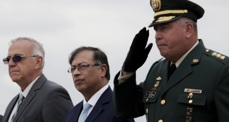 El presidente de Colombia, Gustavo Petro, junto al ministro de Defensa y el comandante de las Fuerzas Armadas.