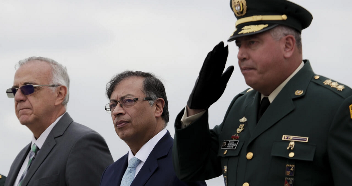 El presidente de Colombia, Gustavo Petro, junto al ministro de Defensa y el comandante de las Fuerzas Armadas.