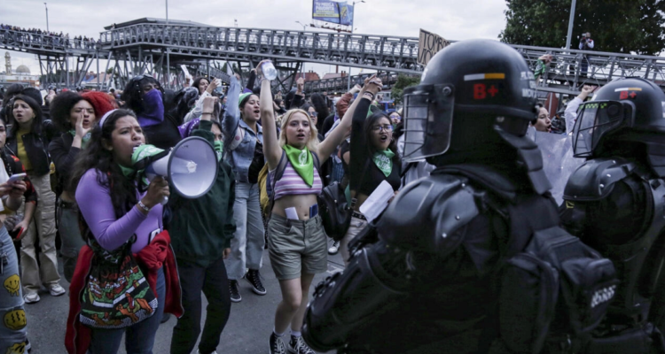 Grupos feministas denuncian el 3 de noviembre de 2022 en Bogotá el abuso sexual del que fue víctima una menor en una estación del servicio de transporte público Transmilenio.