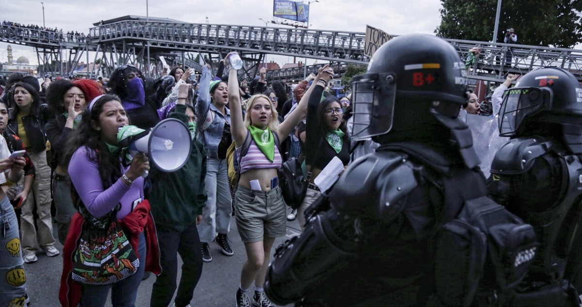 Grupos feministas denuncian el 3 de noviembre de 2022 en Bogotá el abuso sexual del que fue víctima una menor en una estación del servicio de transporte público Transmilenio.