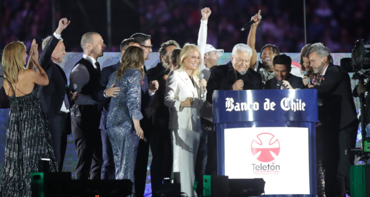 Mario Kreutzberger, conocido como Don Francisco, dando el cómputo final de Teletón 2023. Esperan llegar a la meta de 40 mil millones de pesos a futuro.