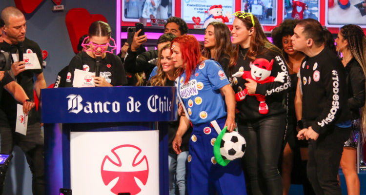 Animadores de la Teletón 2022 leyendo computo