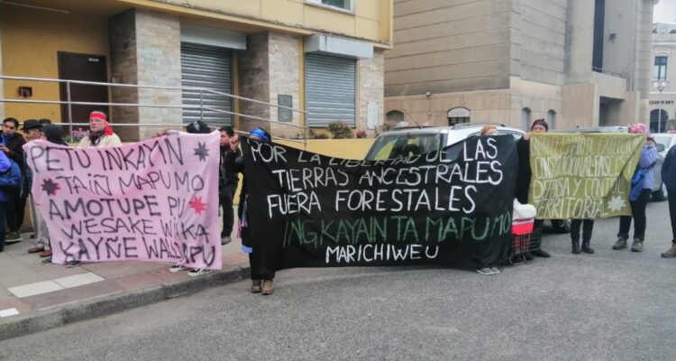 Comunidades mapuche se manifiesta afuera de delegación de Los Ríos