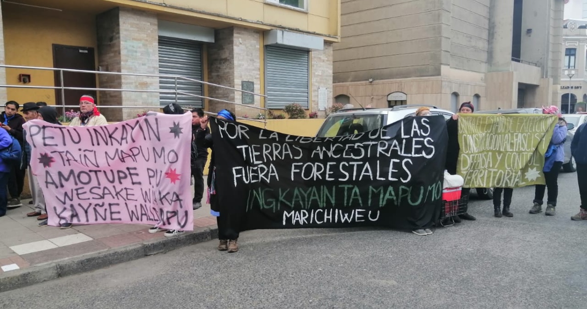 Comunidades mapuche se manifiesta afuera de delegación de Los Ríos