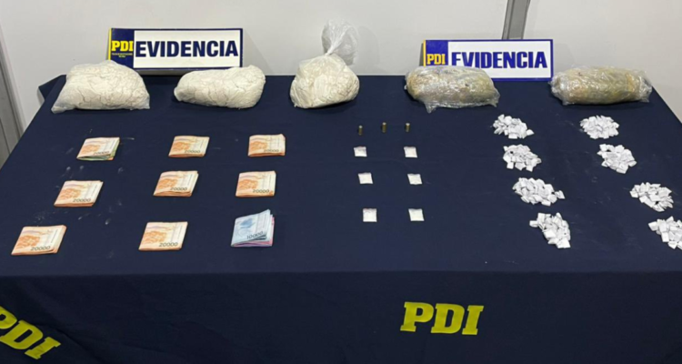 Tras el allanamiento de incautaron cinco kilogramos de cocaína base y tres vehículos de aplicación utilizados para la distribución de la droga.