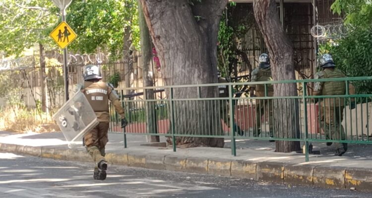 Carabineros ingresa al Confederación Suiza y detiene a 12 personas por lanzamiento de molotov