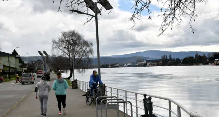 Suspenderán tránsito vehicular hasta febrero en Costanera de Valdivia para instalar a comerciantes