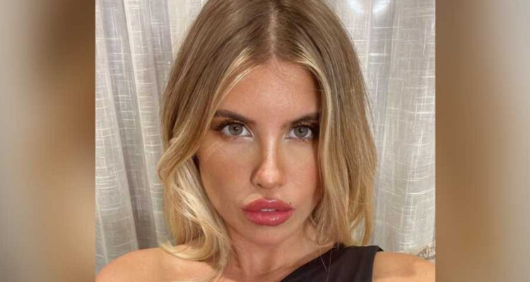 María José “Cote” López posa seria para la cámara. La modelo denunció en redes sociales un millonario robo luego de que clonaran una de sus trajetas.