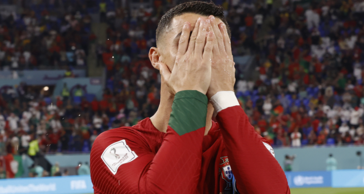 Cristiano Ronaldo llora al entonar el himno de Portugal.