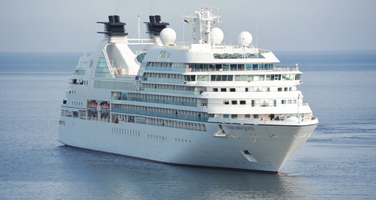 crucero con turistas extranjeros