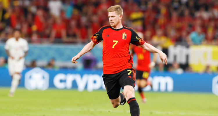 Kevin de Bruyne baja del podio a su selección en el Mundial de Qatar.