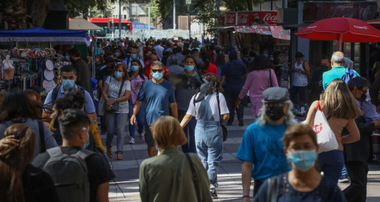 Desempleo se mantiene en un 8% en el último trimestre móvil: ocupados informales subieron 3,9%